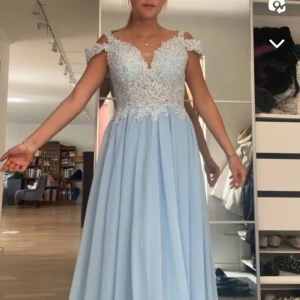 Ljusblå balklänning  - Säljer balklänning, köpte den här på plick men den är från Hebeos, har använt den en gång förra året. Jätte bra skick och inga skador osv. Skriv privat om du vill ha fler bilder!💕💕Bystmåttet: ca 91 cm midjemåttet: ca 76 cm och längden: ca 160cm  