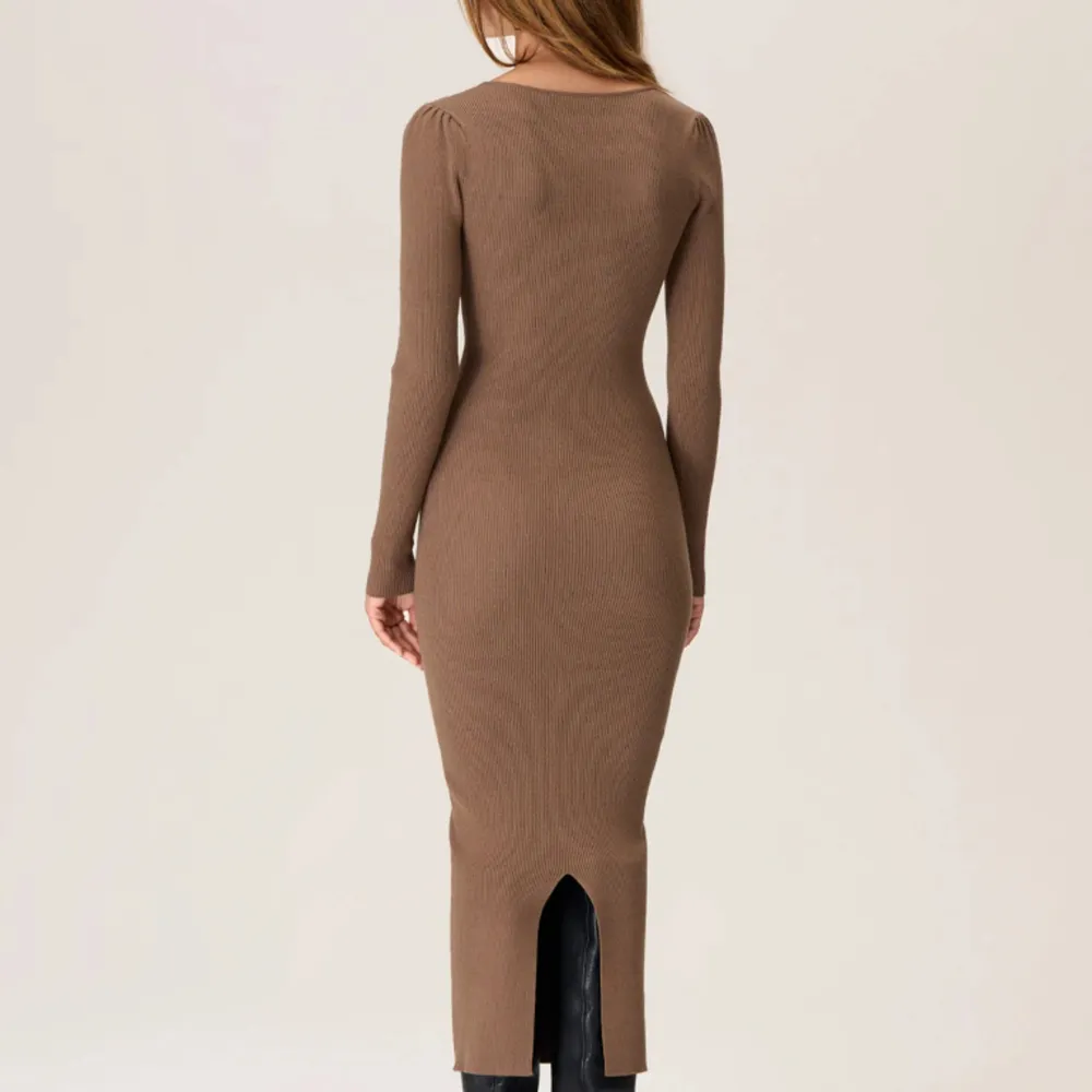 Säljer denna superfina klänning från ADOORE som knappt är använd i jätte bra skick!! Köpt för 1.400kr. Klänningar.