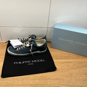 Philippe Model - Säljer ett par helt oanvända Philippe Model skor med lapp kvar inklusive dust bag. Nypris 3800kr