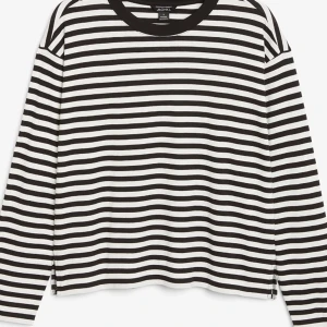 Tunn tröja - MONKI  - Säljer denna tröjan från Monki. Använd fåtal gånger så fint skick! Storlek S 🩷