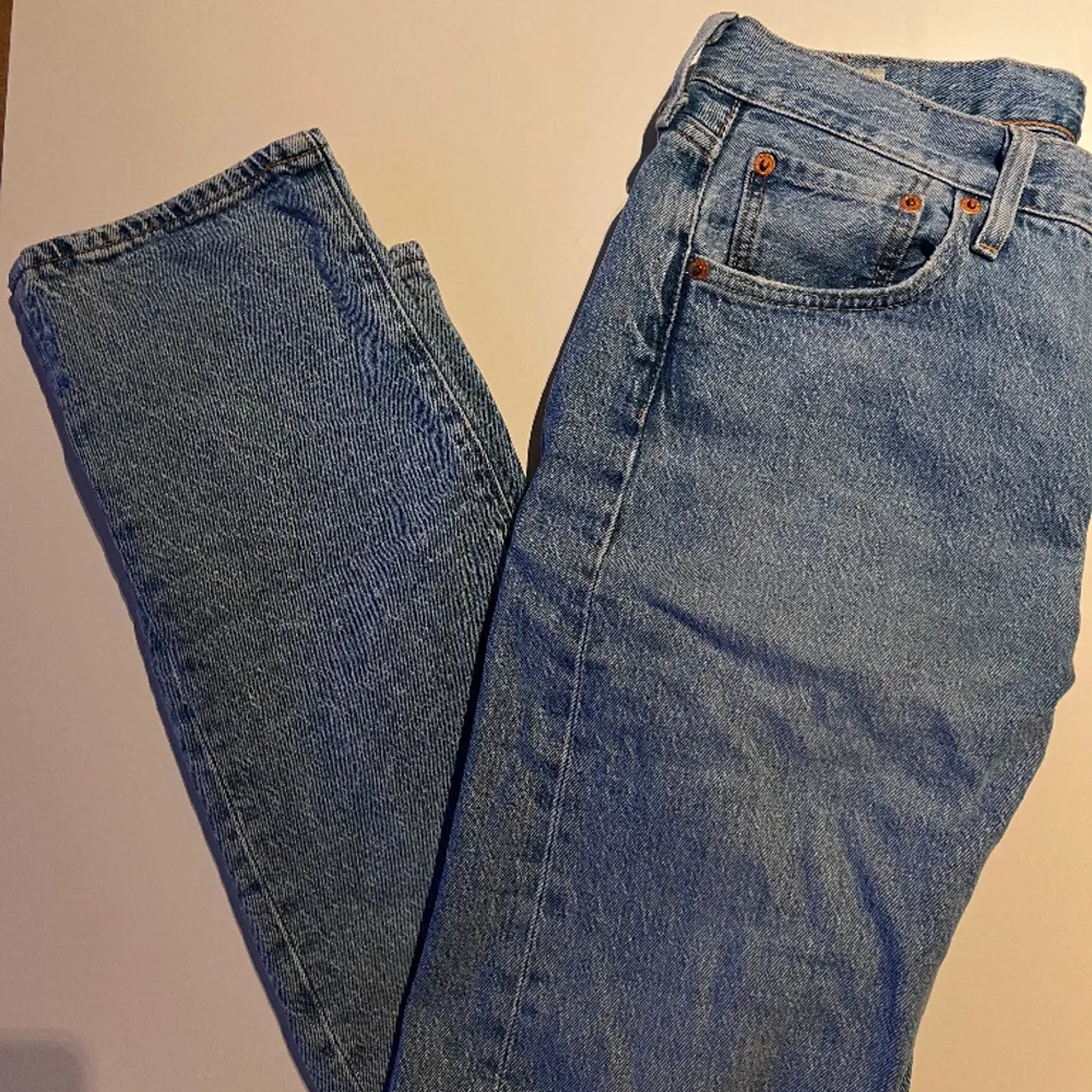 Levis 501, ljusblåa bra skick . Jeans & Byxor.