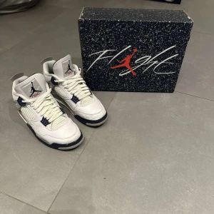 Jordan 4 midnight navy - Storlek 44, använt Max 5 gånger. En perfekt sko till vårsolen. Pris kan diskuteras privat. Självklart äkta!
