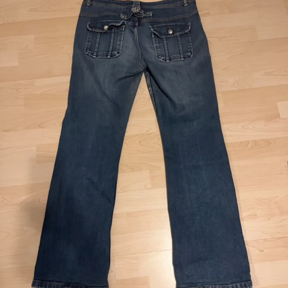 unika raka/baggy jeans med coola fickor och ett spänne på baksidan för att justera midjan!   -midjemått rakt över= 46cm -innerbenslängd= 80 cm -Längd på hela= 106 cm . Jeans & Byxor.