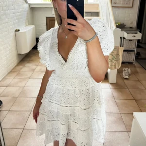 Studentklänning  - Superfin studentklänning! Hittade en annan så säljer vidare denna❤️ Från Asos. Nypris 789kr, slutsåld!