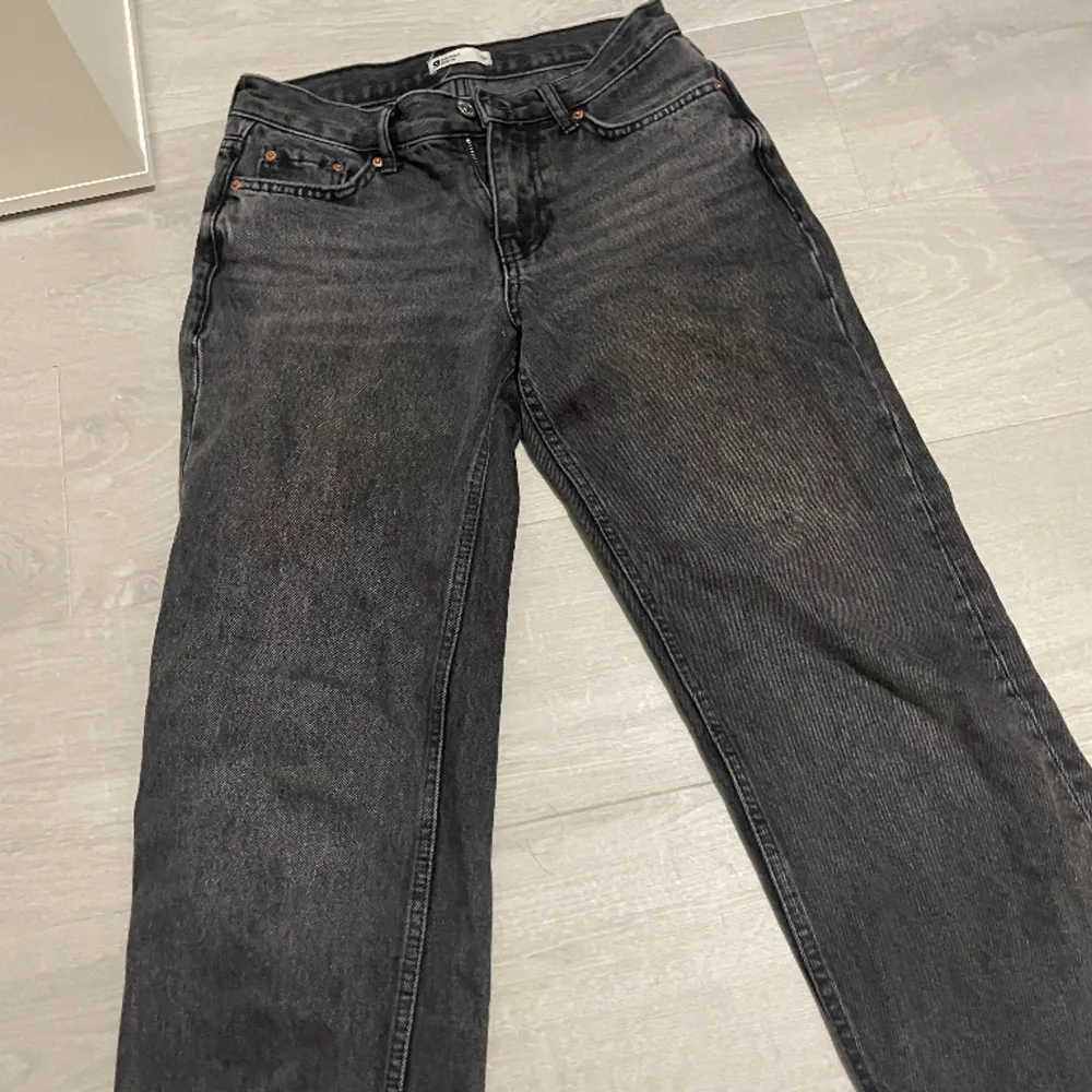 Ett par svarta low straight jeans från ginatricot som inte kommer till användning längre, köpt för 500kr.. Jeans & Byxor.