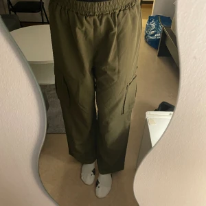 Cargo pants - Tunna cargo pants som inte kommer till användning. Midjemått: 36cm Längd: 104cm