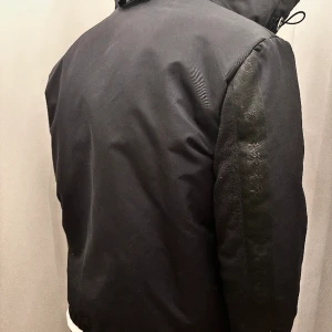 Dondup jacka - Dondup Strl: 52 Marinblå Nypris: 5 000kr Frakt ingår inte i priset