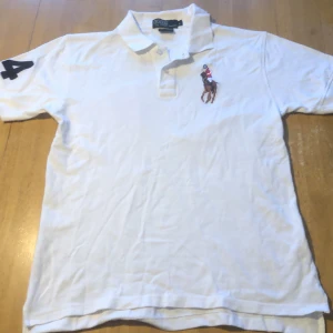 Polo piké  - Tja. Säljer en fett snygg Ralph lauren polo piké tröja. Storlek M och i bra skick.