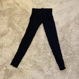 Tränings tights! - Svarta tränings byxor från soc. I bra skick, säljer för att jag har växt ur dom! 