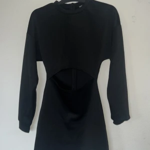 Klänning  - Tjockare klänning med en liten öppning vid magen. Super fin och skön! Pris:60kr