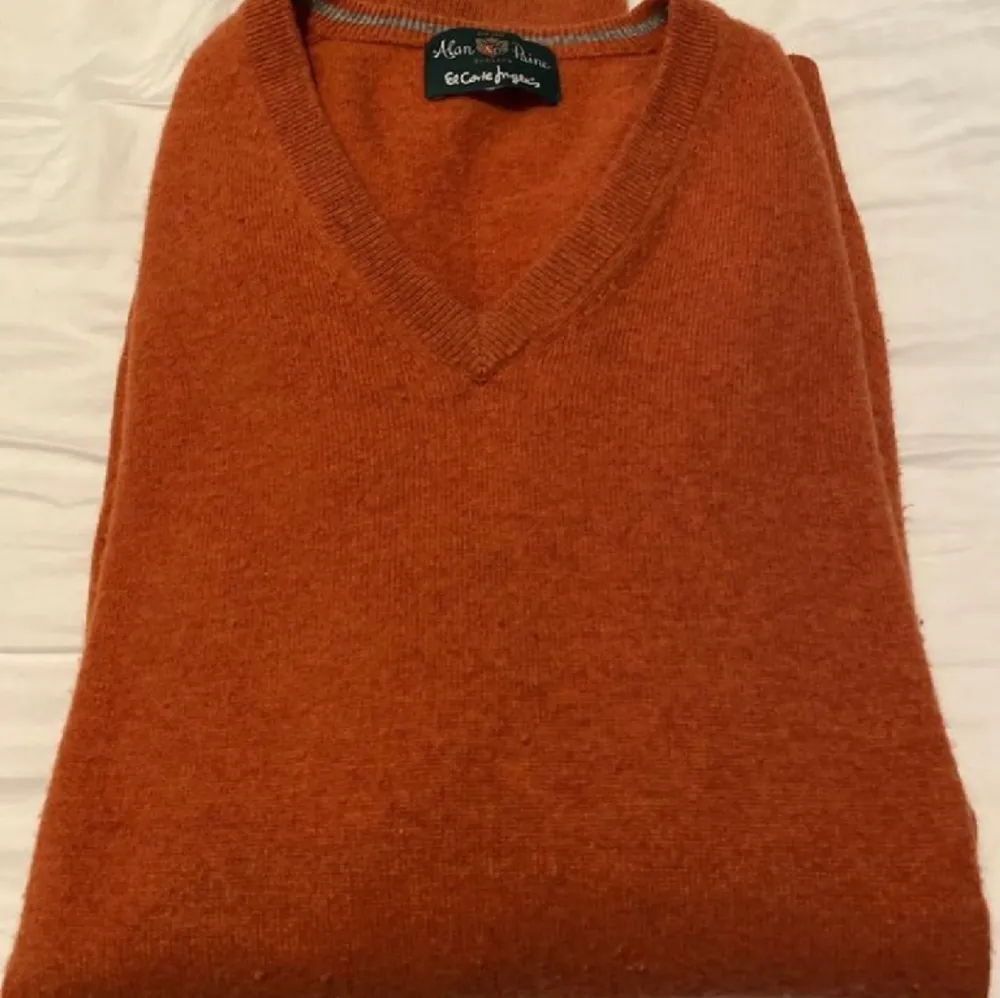 Väldigt bekväm tröja från Alan Paine i 100% kashmir. Gott skick, storlek L. Finns att hämta på Östermalm, Sthlm eller skickas med frakt. Mvh. Tröjor & Koftor.