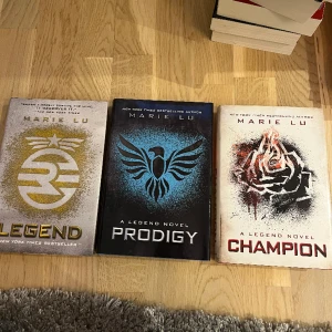 Legend bok serie - Alla tre böcker från serien Legend. Läst en gång annars helt nya. På engelska. - extra bok ingår + hållaren