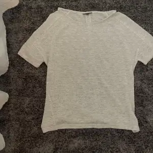 Säljer denna t-shirt i finstickat material i storlek S. En super bra basic tröja att ha i garderoben💥