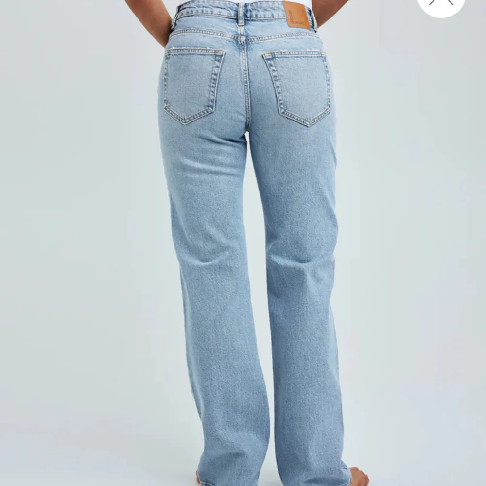 Säljer mina ”mid wide” jeans från Bikbok då de knappt kommer till användning. Jag är 178 och det passar mig i längden. Nypris 699kr🫶. Jeans & Byxor.