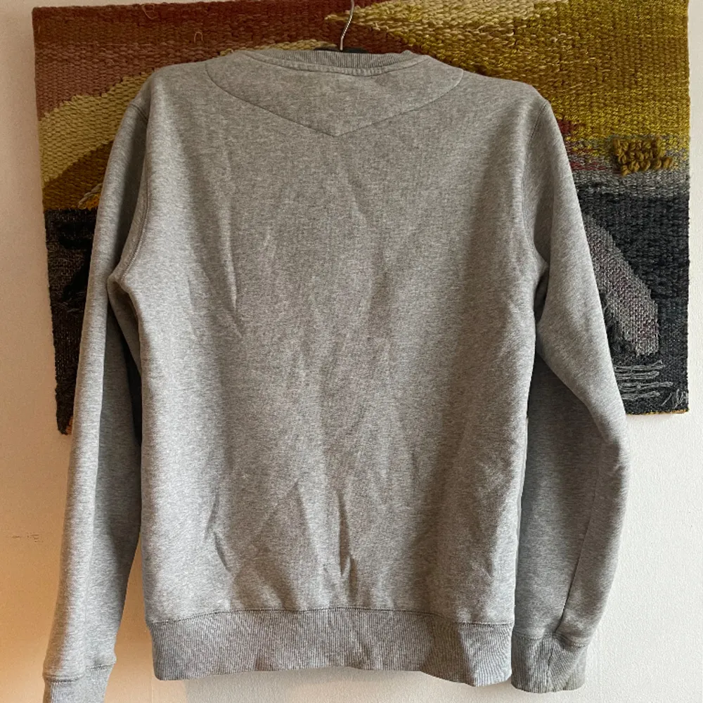 Ljusgrå sweater från Crocker, tjock och bra material, sitter väldigt bra, och varm!. Tröjor & Koftor.