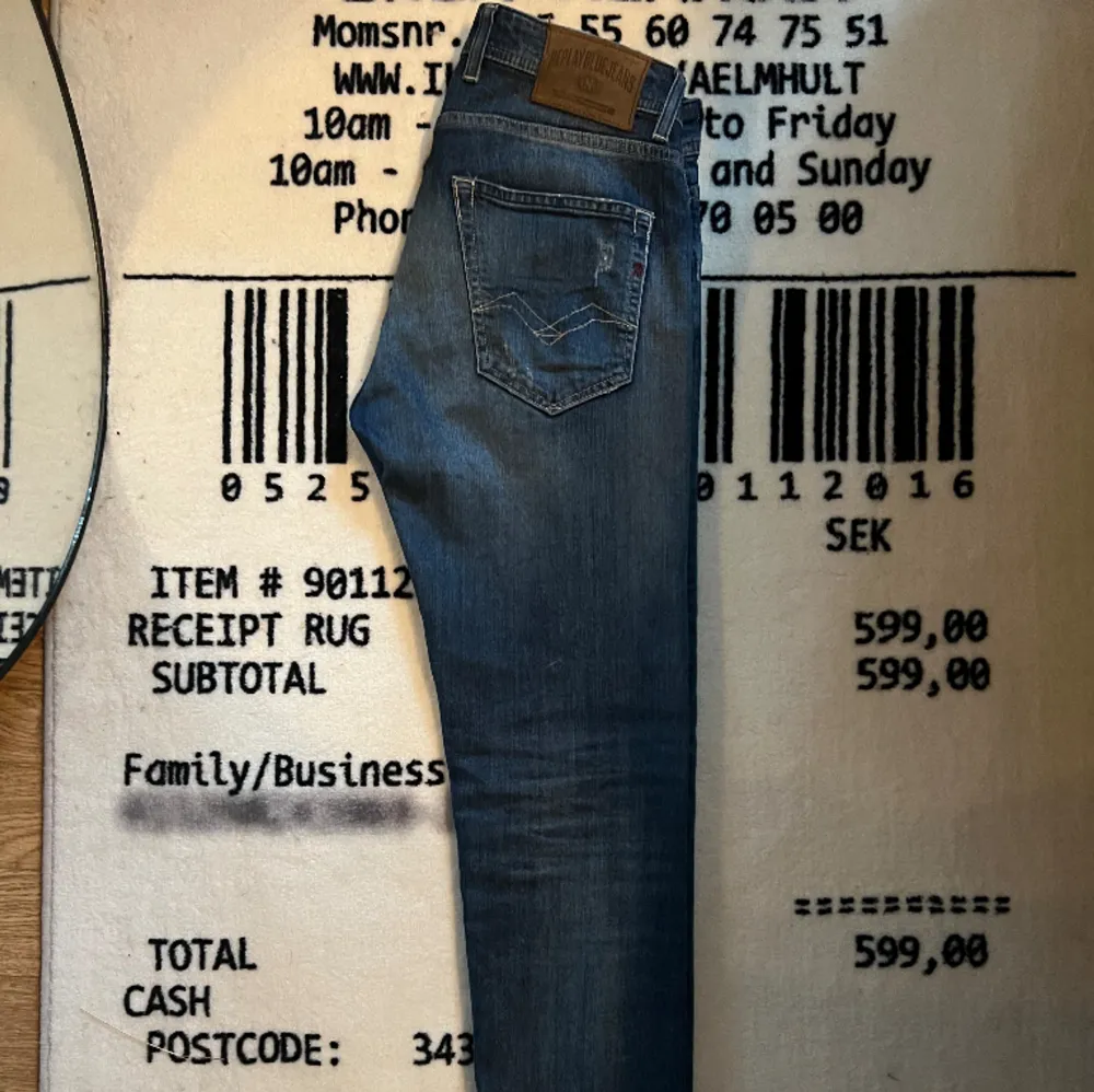 Säljer dessa Replay Grover jeans med riktigt snygga slitningar för endast 500kr, nypris är ca 1300kr. Sitter likt anbass i passformen. Tveka inte på att höra av dig vid funderingar 🤝🏼. Jeans & Byxor.