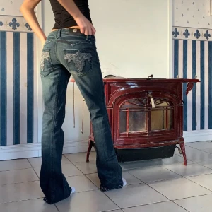 Lågmidjade jeans - Supersnygga lågmidjade jeans med coola bakfickor. Lånade bilder!!! Köpta här på plick. Midjemått: 81cm. Innerbenslängd: 82cm. PRISET KAN DISKUTERAS VID SNABB AFFÄR