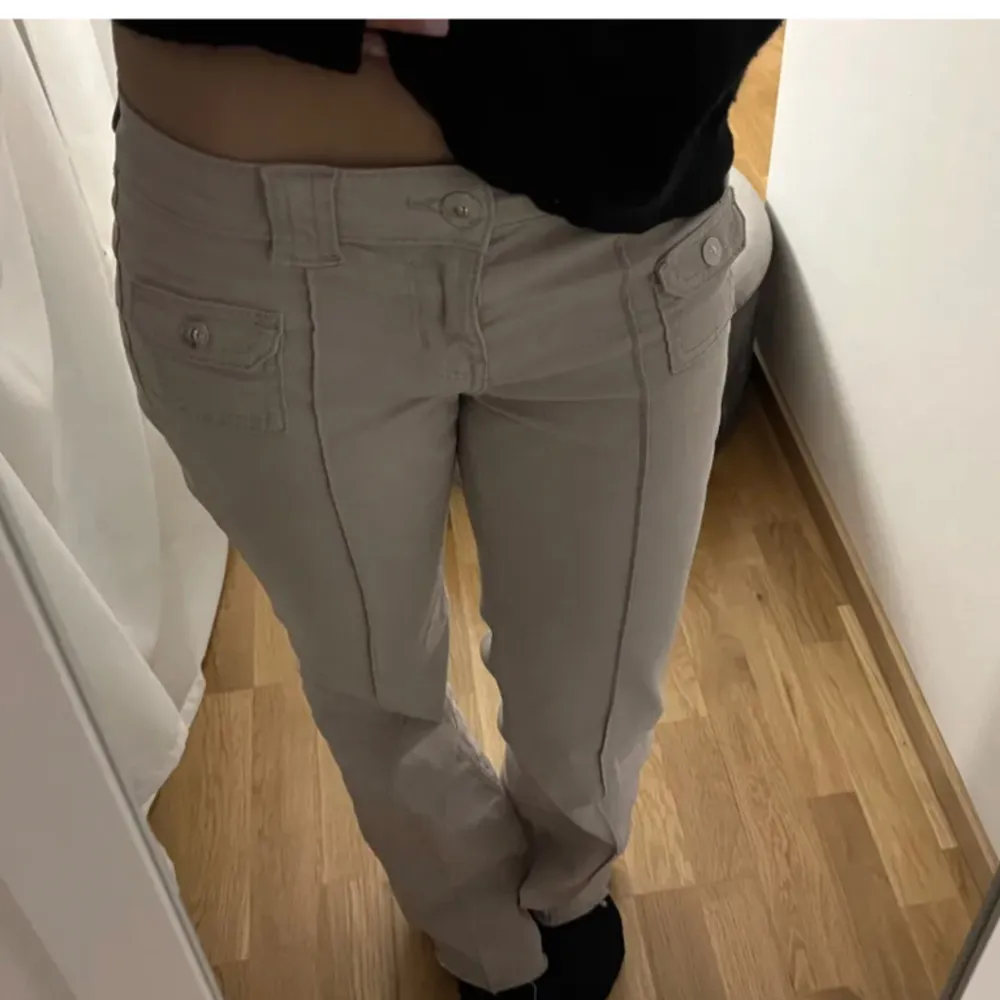 Säljer dessa trendiga jeans från hm. Jätte snygga och sitter skit bra! Säljer pågrund av att jag köpte fel storlek💗. Jeans & Byxor.