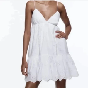 Zara klänning  - Säljer nu den populära slutsålda klänningen från zara, nyskick💌💌