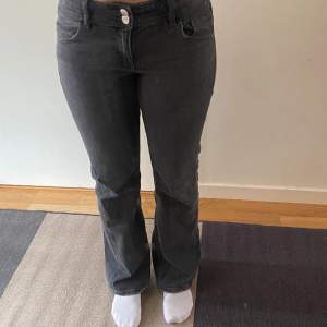 Jeans ifrån ginatricot Young i storlek 164 men passar även mig som är 165cm lång och bär 34 i jeans. Endast använda 2-3 gånger❤️