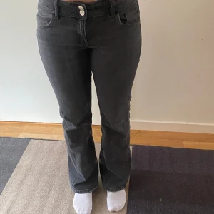 Jeans - Jeans ifrån ginatricot Young i storlek 164 men passar även mig som är 165cm lång och bär 34 i jeans. Endast använda 2-3 gånger❤️