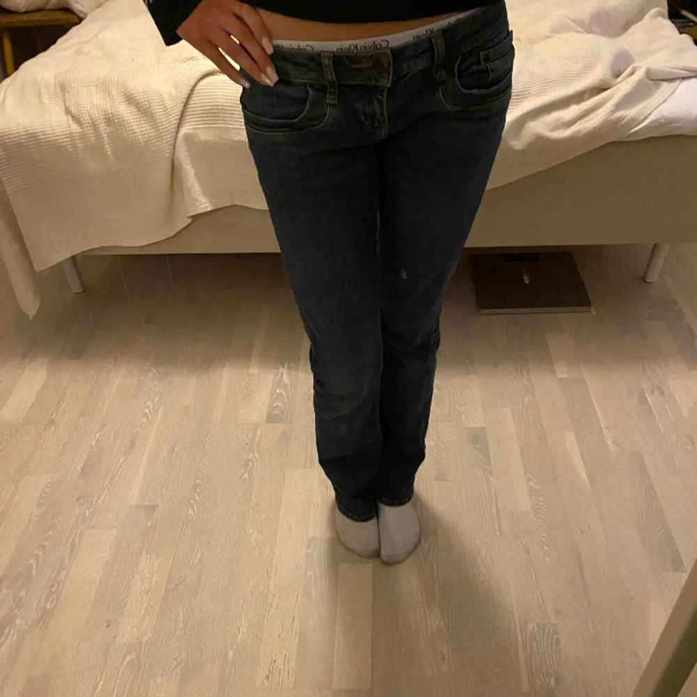 ett par jättefina ltb jeans, valarie modell❤️ säljer då de tyvärr är lite korta på mig, storlek W26 L32, skriv om ni har frågor ❤️. Jeans & Byxor.