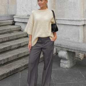 Grå kostymbyxor - Så snygga grå kostymbyxor med fina detaljer, använda ca 2 gånger!!