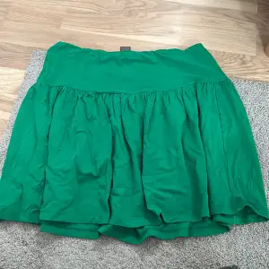 Grön kjol från Filippa K, köpt på Sellpy. Aldrig använd av mig.