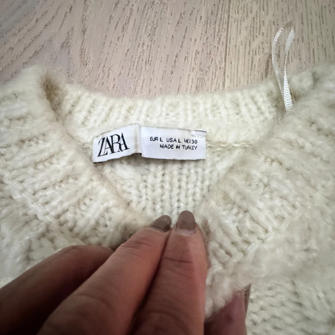 Stickad tröja med puffärm - 91