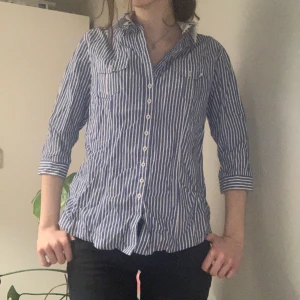 Vit och blå skjorta/blus - Fin blå och vit skjorta eller blus från The Shirt Factory. Köpt secondhand men aldrig använd! Lite skrynklig, men inget som inte går att stryka! Perfekt till sommaren! Skriv frågor❤️