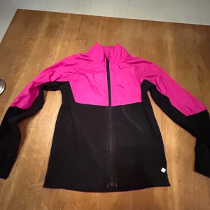 Tunn träningsjacka - Knappt använd  Troligvis storlek 134
