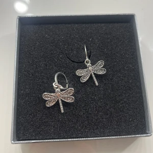 Örhägen trollsländor - Super duper gulliga örhängen💘 Styckpris 30kr eller ett par för 50kr!