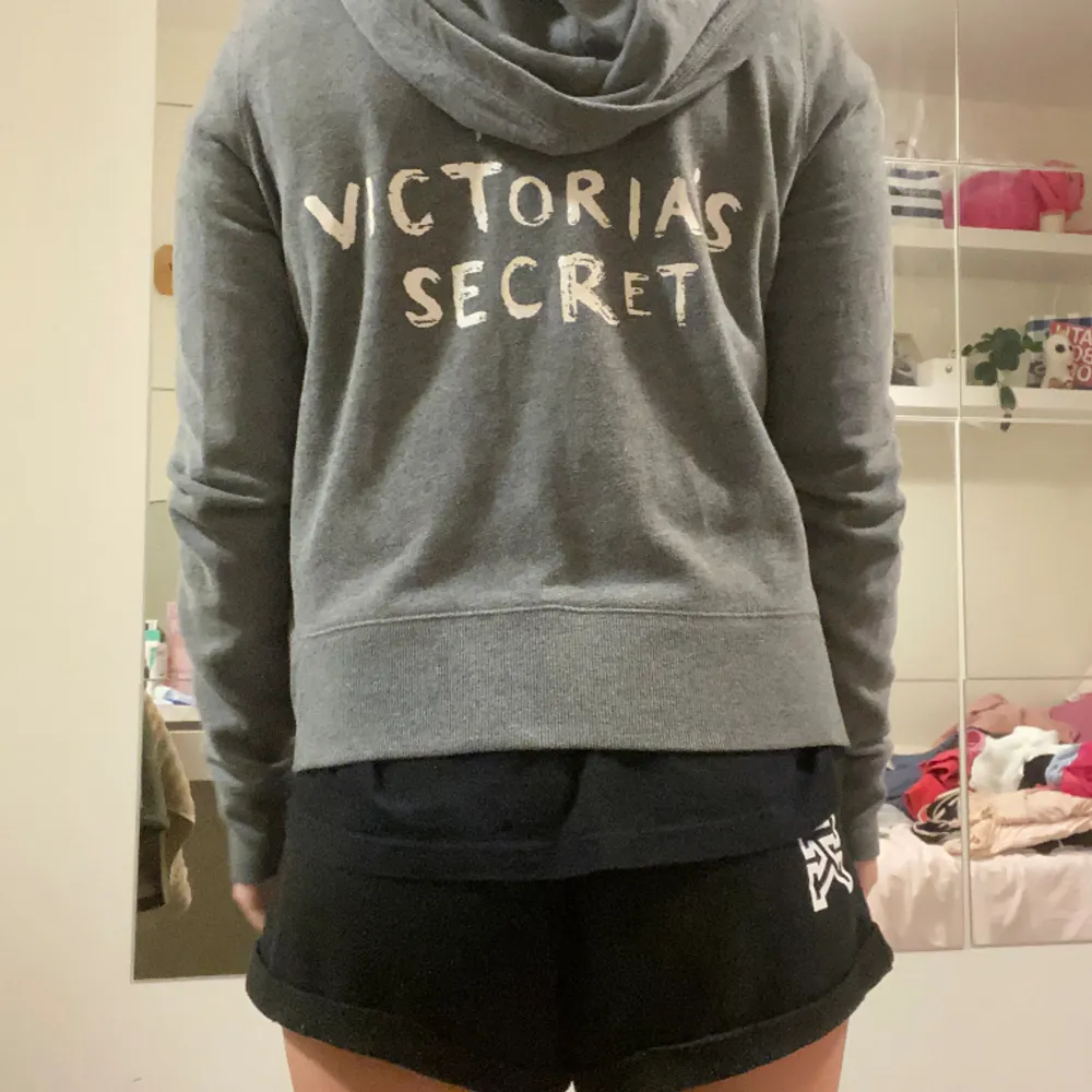 Jättefin grå hoodie frpn Victorias secret som jag köpte av Vinted. Stpr ”Trés Victorias Secret” på ryggen, några vita färg fläckor på högra handleden och dragkedjan är sönder :( jätte snygg men kommer it till använding❤️. Hoodies.