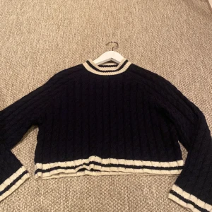Zara tröja - Super fin zara tröja, lite kortare nertill men super snygg säljer då den inte kommer till användning där av väldigt bra skick storlek 11-12 eller 152cm