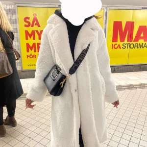 Teddy jacka - Vit lång teddy jacka från bikbok som är använd cirka 2 gånger. Pris kan dikuteras vid snabb affär.
