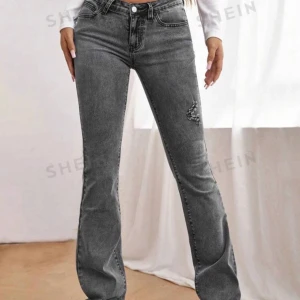 Low bootcut jeans - Skit snygga lowwaist bootcut jeans ifrån Shein, köpta för ca 250kr (kolla hemsida för exakt pris), sitter och ser ut exakt som på bilden