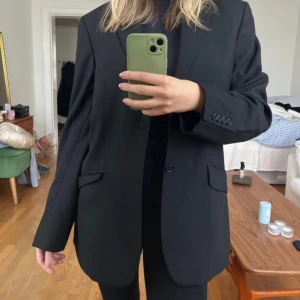 Oversized kavaj - Svart oversized kavaj, står ingen strl men sitter så här på mig som är 170cm lång o strl S <3