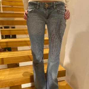 Unika Lågmidjade jeans  - Säljer mina unika lågmidjade jeans med mönster/brodering på💞 Midjemåttet tvärsöver är 40cm och innerbenslängden är 85cm, dem går ner till marken på mig som är 170!💞 Skulle säga att dem passar Xs/S och en liten M💞 Skriv för fler bilder!💞