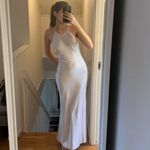 Långklänning  - Så fin långklänning i satin som tyvärr inte kom till användning. Alltså är den helt ny och oanvänd! En perfekt klänning till bal eller studentskiva