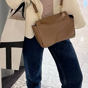 ATP väska  - Nypris 4500 + nytt band! Köpt på NK Göteborg, har en del slitningar därav priset!  Super praktisk och så snygg 🩷🩷🩷