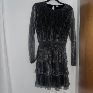 Fest klänning - Maje inspirerad volang klänning i silver! Använd 1 gång så i nyskick inga tecken på att den är använd! Så fin till fest eller utgång! Lindex barn avdelning men passar som en Xs 