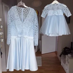 Mor och dotter klänning - Använd en gång på min dotters dop.  Mamma klänning M/L  Bebisklänning strl 68-74 (min dotter hade den vid två månader (lite stor)  men också kunna prövat den vid 6 månader) kan ta mått om det önskas. -Hårband tillkommer 