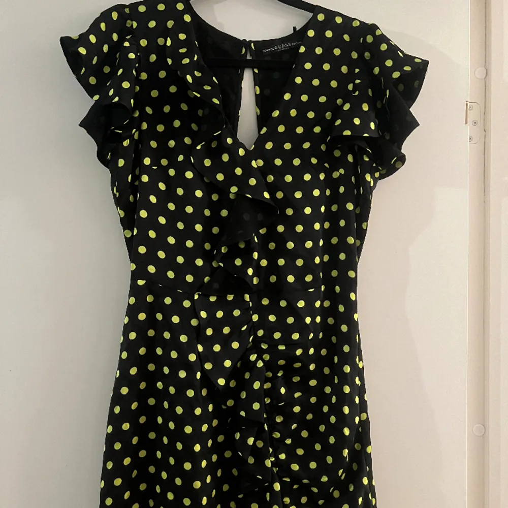 Kort klänning , svart med gula prickar ifrån guess. Aldrig använd . Klänningar.