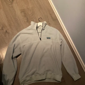 Urban tears, halfzip  - Använder inte längre, tänkte sälja pga det.  Skick: Som ny Storlek: M 