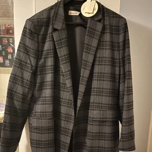 Rutig kavaj - Rutig kavaj, oanvänd. Nypris är 3.499kr. Är i storlek XL.