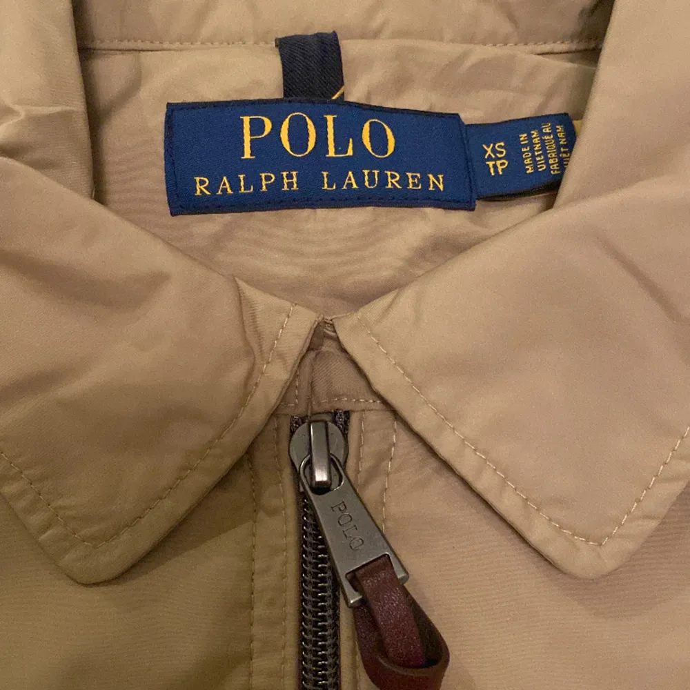 En polo Ralph lauren jacka som är helt oanvänd alltså i nyskick. Den är i storlek xs. . Jackor.