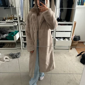 Lång pälskappa  - Säljer denna superfina långa otroligt sköna kappa från Kappahl. Den är i otroligt bra skick då den endast är använd 2 gånger. Säljer då jag ångrar köpet då det inte var en kappa i min stil. Köpt för 1500kr säljer för 1000kr💕