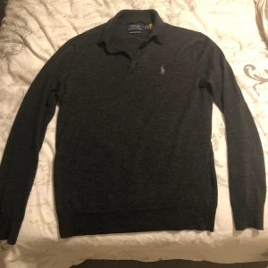 polo ralph lauren - Hej där!! Säljer min polo ralph laurensom jag fick som födelsedag present. Har använt den 2 och har inte tvättat den än. Den ör storlek XS men passar bra till S. Jag vill sälja den för vill använda pengarna för att köpa en present till min bror.