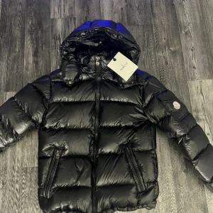 Moncler jacka - Säljer min moncler jacka i strl 1/S skriv för fler bilder