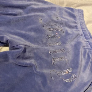 juicy couture byxor - finns små tecken på att dom har vart använda men inget synligt från håll